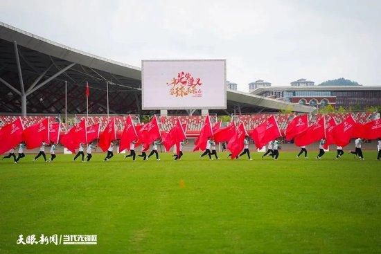 喷鼻港寸土寸金，一些底层平易近众无楼可住，只得栖聚于危楼屋舍当中的床位。这些老弱病残别离用铁蒺藜彼此离隔，被称为笼平易近。此中，先人生（乔宏 饰）的智障儿子（廖启智 饰）整天游玩耍闹。唐三（泰迪罗宾 饰）是占小廉价的货品，并且尖牙利齿嘴不饶人。白叟在笼中渡过百岁寿辰，一向销售杂货保持生计，还有算命师长教师成天念念有词于事无补。此地产生命案，差人前来查询拜访，却始终没法改变窘境。这时候，古惑仔毛仔（黄家驹 饰）从狱中放出，疏忽CID老爸的叱骂，而与旧日死党从头混在一路，并住进了笼中。这时候，公寓办理职员说接到业主收回楼宇的信函，但愿列位租住户可以搬出，引发群情激怒。笼平易近起头向正在竞选的徐、周两位议员申述，尔后者为了拉拢人心，都作出了体察平易近情的模样。背后，徐议员与业主勾搭，用重金拉拢毛仔，骗得了笼平易近自愿搬出的签名……本片取得第22届喷鼻港片子金像奖最好影片，最好编剧。张之亮取得最好导演，乔宏获最好男副角奖。